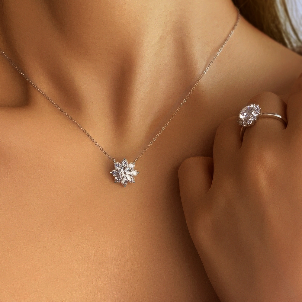 Picture of Eight-petaled sunflower necklace